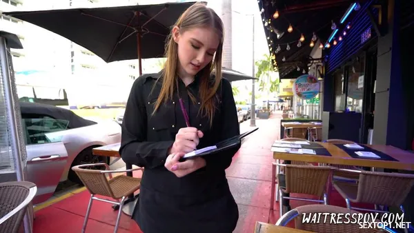 sex phêvkl Đi ăn gặp em phục vụ đáng yêu và cái kết sung sướng