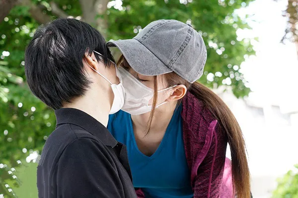 sex vú to loạn luân Chuyện tình của Akari Mitani với bạn trai quen qua mạng trong mùa covid